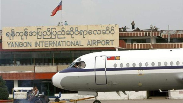 Encuentran restos en el mar de avión desaparecido con más de 100 personas en Birmania