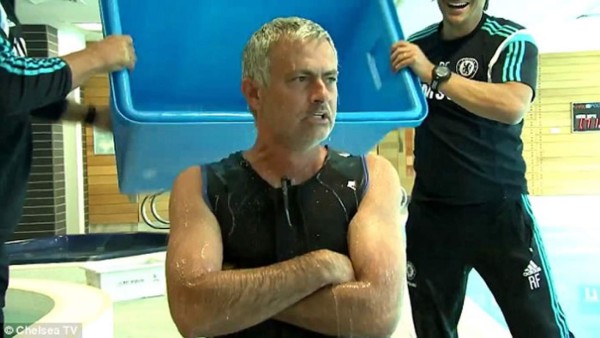 Video: Mourinho también acepta el desafío del Ice Bucket Challenge