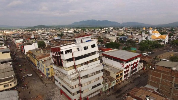 Sube a 235 saldo de muertos por sismo en Ecuador