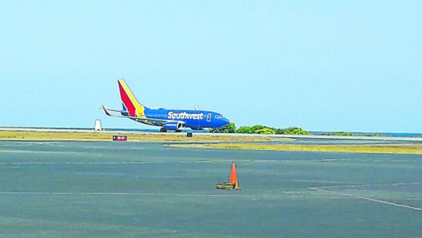 Aeronave que iba a EUA aterriza de emergencia en Roatán