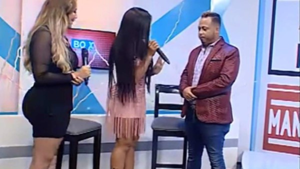 VIDEO: Modelo le agarra los genitales a presentador durante programa de televisión