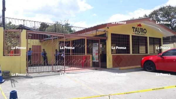 Matan a dos hombres dentro de un restaurante en San Pedro Sula