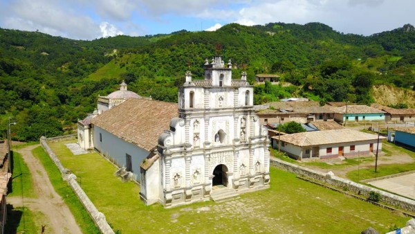 En la ruta de los “pueblos mágicos” podrá encontrar iglesias antiguas y coloniales que datan desde el siglo 16, como es el caso de San Marcos de Caiquín, un municipio encantador que tiene fama de cultivar uno de los mejores cafés de Lempira, aquí se encuentra piezas originales, como retablos de madera con imágenes bañadas en oro y plata.