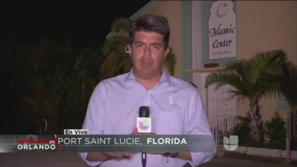 Reportero de Univisión pasa vergüenza por una cucaracha cuando transmitía en vivo