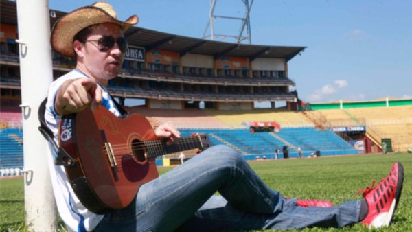 Polache le canta a los mexicanos en el Olímpico