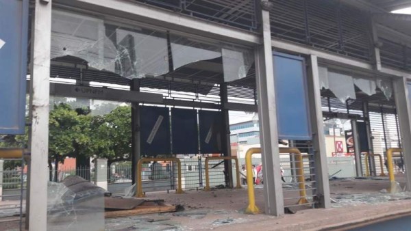 Los vidrios del Trans 450 fueron destrozados con barriles que tenían arena. La zona fue la más afectada por los robos de mercadería en tiendas de conveniencia.