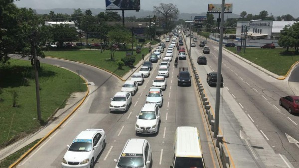Taxistas realizan caravana pacífica en San Pedro Sula