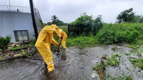 Tela y La Ceiba sufren el castigo del huracán ETA