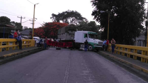 Manifestantes se toman otro puente entre El Progreso y Tela