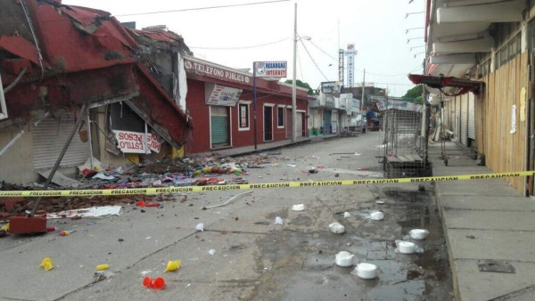 CORRIGE CIUDAD - MEX21. JUCHITÁN (MÉXICO), 23/09/2017. Vista de casas que colapsaron durante un nuevo sismo de magnitud 6,4 que desató las alarmas hoy, sábado 23 de septiembre de 2017, en el municipio de Juchitán, norte de Oaxaca (México). El sismo sacudió hoy el centro y sur de México, apenas cuatro días después de que otro poderoso terremoto de 7,1 causara alrededor de 300 víctimas. El movimiento telúrico se registró a las 07.53 hora local (12.53 GMT) y su epicentro se localizó 12 kilómetros al norte de Ciudad Ixtepec, en el sureño estado de Oaxaca, la misma zona donde el 7 de septiembre pasado un terremoto de 8,2, el más poderoso desde 1932, causara 98 fallecidos. EFE/Pedro Rasgado