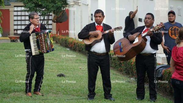 Entre música de mariachis y llanto sepultan a vocalista de Punto Clave