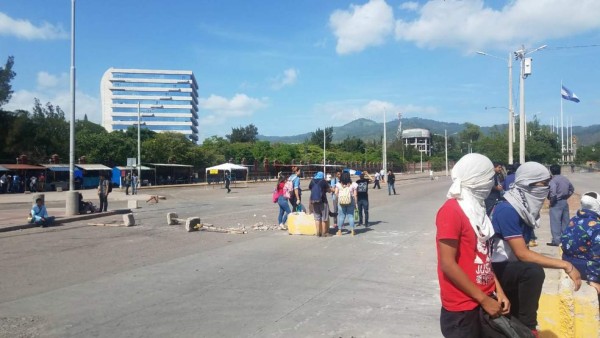 Universitarios se toman las cercanías de la UNAH en Tegucigalpa