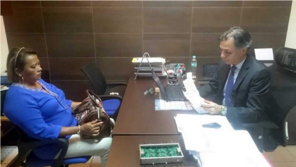 La Fenafuth entrega dinero de seguro de vida a madre de Arnold Peralta