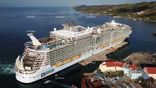 Harmony of the seas está en Roatán con miles de turistas que recorren la isla