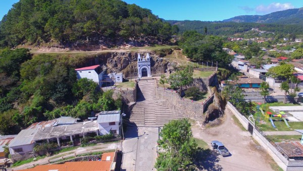 La Inmaculada domina desde lo alto de su Gruta