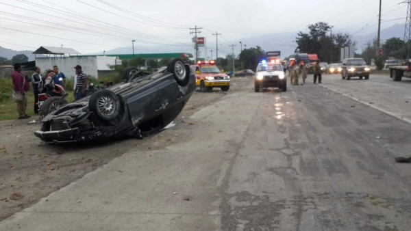 Carro queda con las llantas hacia arriba tras caer en hoyo en Choloma