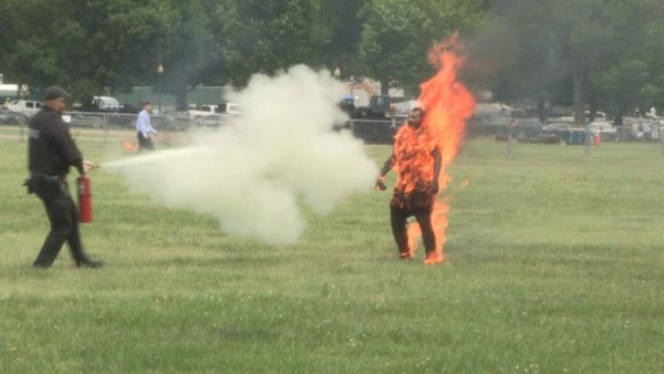 Video: Hombre se prende fuego frente a la Casa Blanca