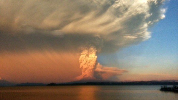 Alerta roja en Chile por erupción de volcán Calbuco