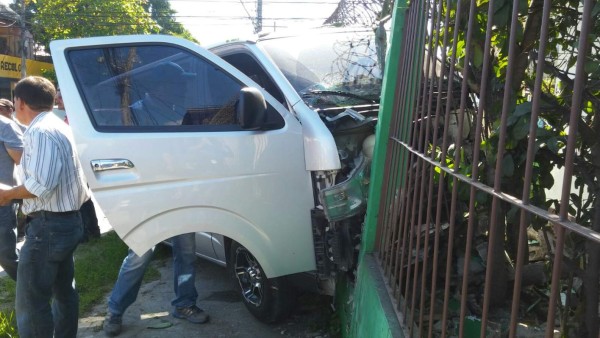 Conductor se estrella contra muro de vivienda en San Pedro Sula