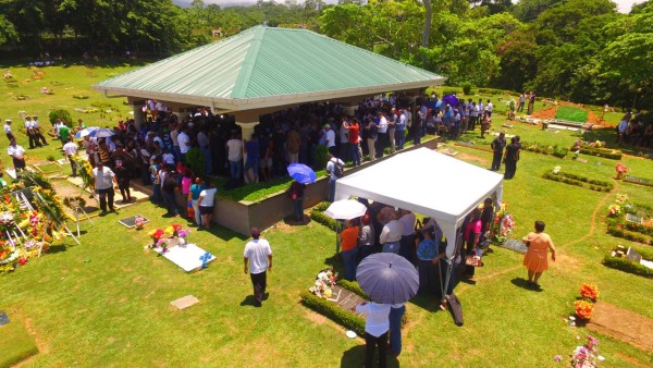 Artistas garífunas y compañeros de grupo le rinden tributo a Anderson