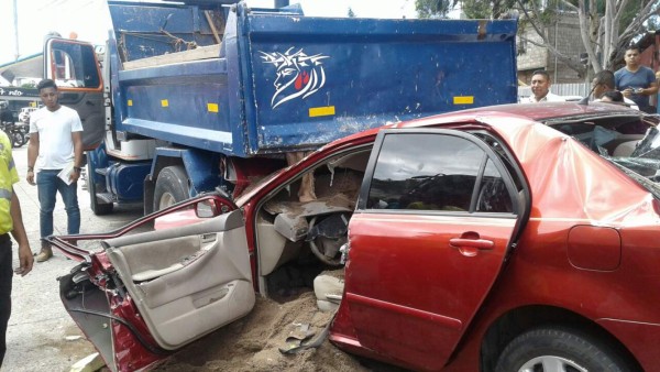 Muere doctor tras estrellarse contra una volqueta en Tegucigalpa