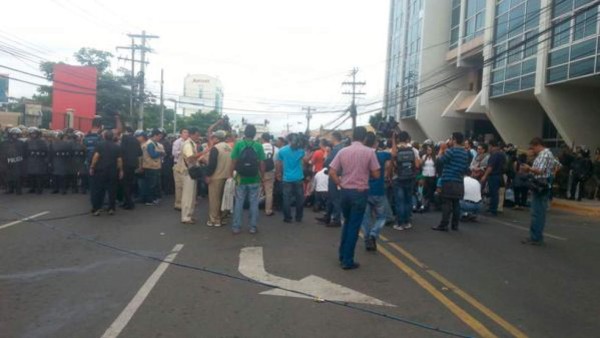 Los huelguistas se quedaron sentados en el pavimento a unos metros de Casa Presidencial.