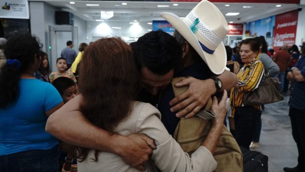 Familia hondureña se reencuentra después de 15 años