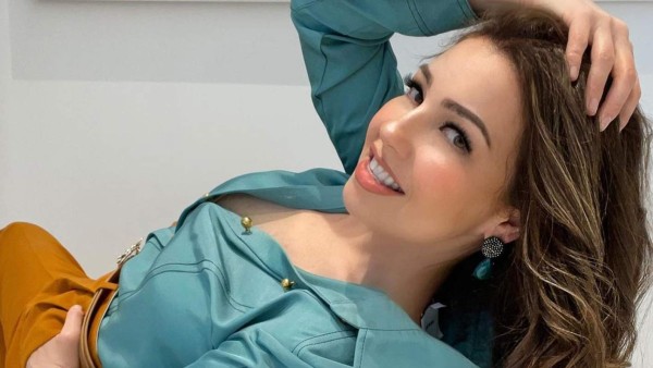 VIDEO: Thalía muestra su peculiar forma de comer pizza