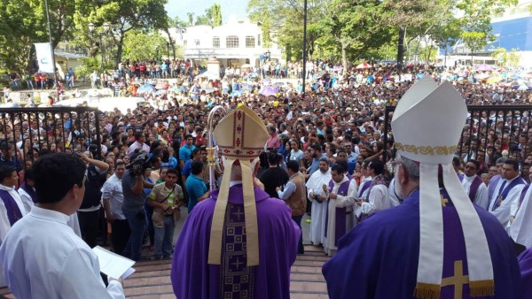 Católicos celebran apertura de la Puerta Santa