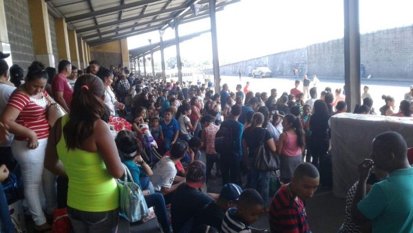 Viajeros saturan terminal de buses para salir de San Pedro Sula