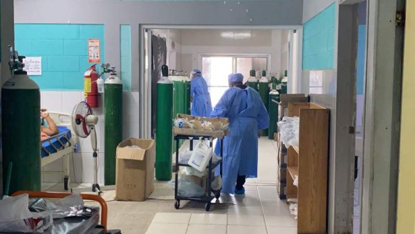 Los médicos en el hospital de Puerto Cortés resaltan la importancia de la vacunación para evitar casos extremos con el coronavirus.