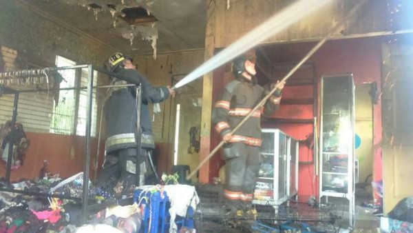 Incendio consume una tienda de San Pedro Sula