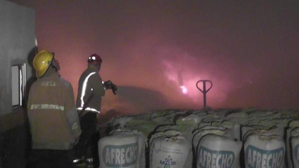 Bomberos controlan incendio en una bodega de Choloma