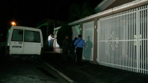 Dos hombres son ultimados en la sala de su casa