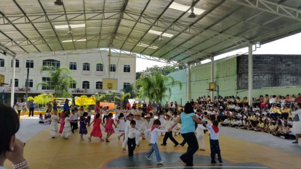 Escolares de San Pedro Sula celebran a Honduras