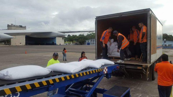 Honduras entrega ayuda humanitaria a Cuba