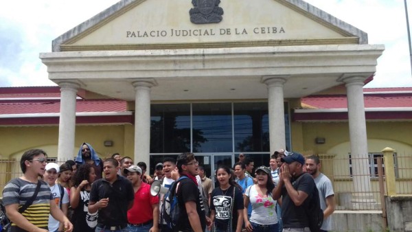 Estudiantes del Curla protestan en tribunales de La Ceiba