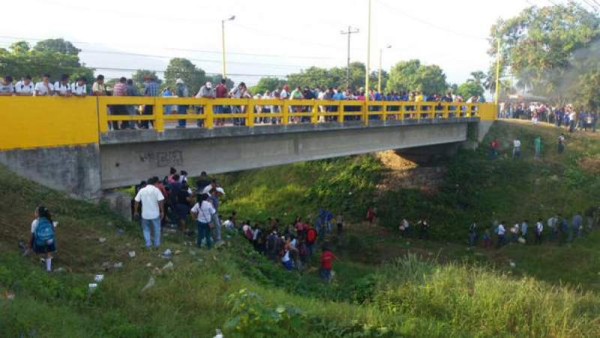 Puente bloqueado a la altura de Quebrada Seca en El Progreso, Yoro.