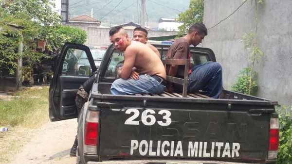 Joven es rescatada de secuestradores que se enfrentaron a policías