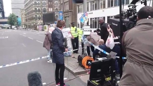 Critican a CNN por 'crear' una supuesta noticia falsa en plena calle