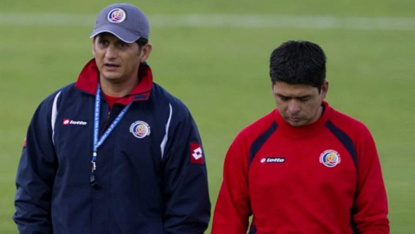 Costa Rica nombra a exdefensa Ronald González como técnico interino de selección