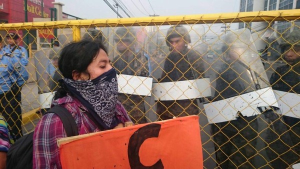 Protesta del Copinh frente a Casa Presidencial se torna violenta