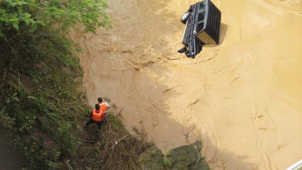 Camioneta cae en un río en Florida, Copán