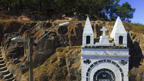 La Inmaculada domina desde lo alto de su Gruta