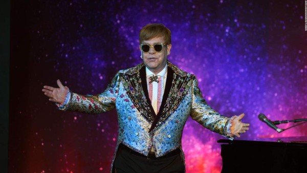 El cantante Elton John arremete en contra del Vaticano