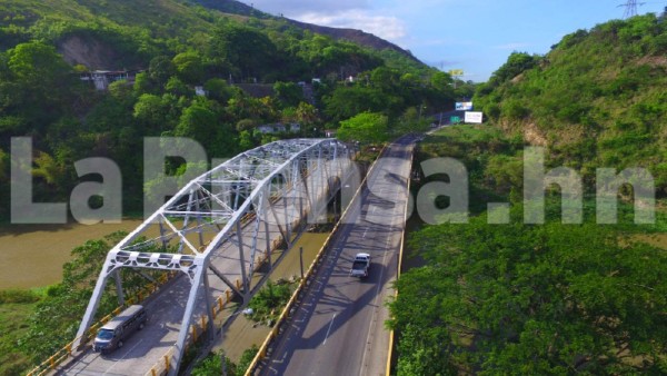El puente sobre el río Chamelecón fue remozado recientemente.