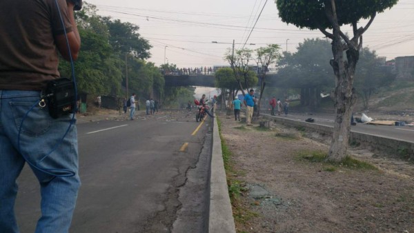 Fuertes enfrentamientos entre manifestantes y policías en Tegucigalpa