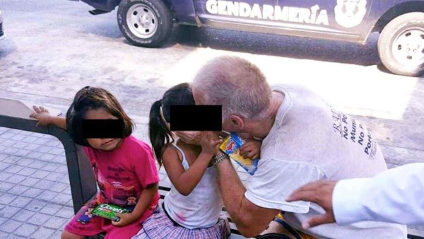 Polémica por video de anciano besando a dos niñas en la boca