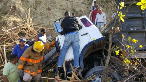 Siete heridos tras volcamiento de camión
