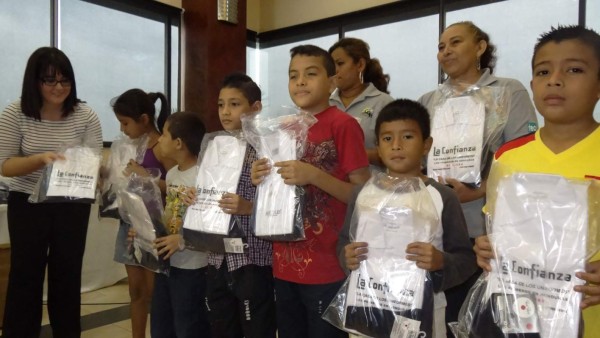 Con uniformes benefician a 300 niños de escasos recursos